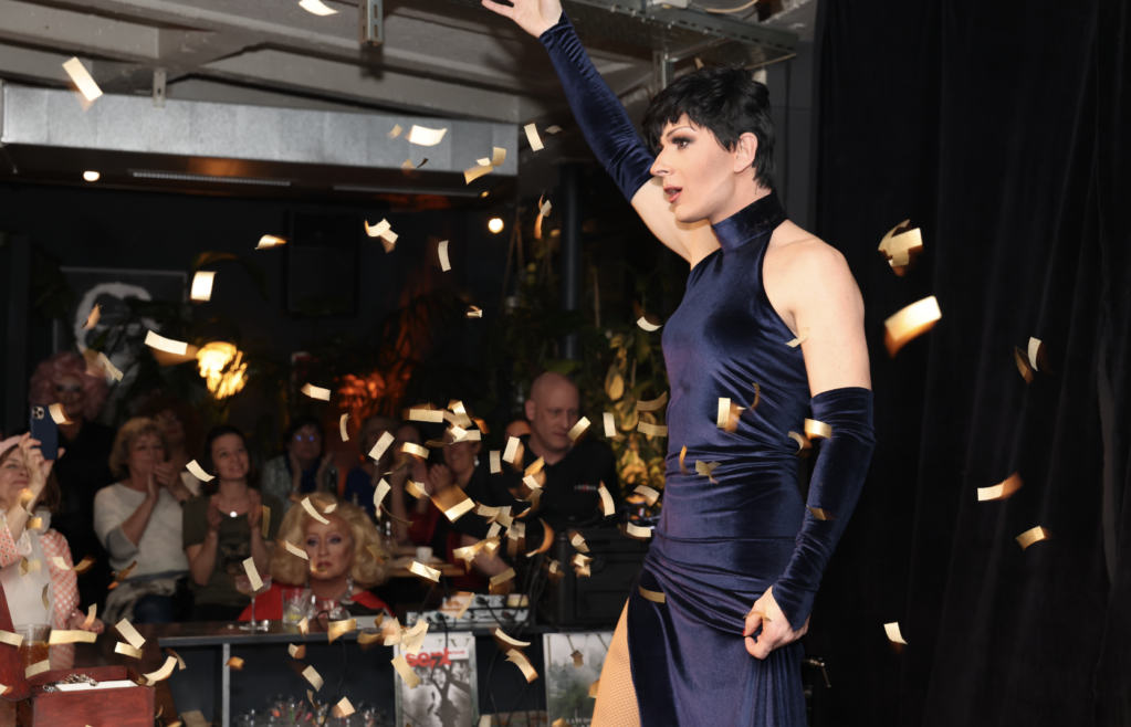 Nenette dragqueen au café saint pierre